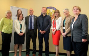 (from L-R) Stephanie Doherty, Chair of Oldham Dementia Action Alliance, Maggie Kufeldt (Oldham Council’s Executive Director for Health and Wellbeing, Dr Ian Wilkinson, Chief Clinical Officer at NHS Oldham CCG, Simon Stevens, NHS England Chief Executive, Carolyn Wilkins, Oldham Council’s Chief Executive, Councillor Jenny Harrison, Cabinet Member for Social Care and Safeguarding and Councillor Jean Stretton, Cabinet Member for Health and Wellbeing.
